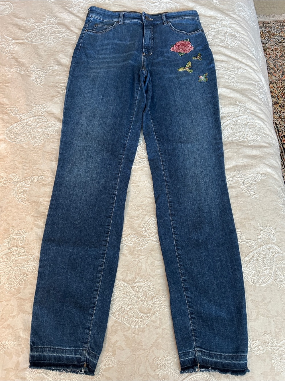 Rosner Audrey High-Rise Embroidered Floral Rose & Hummingbird Jeans Size 6